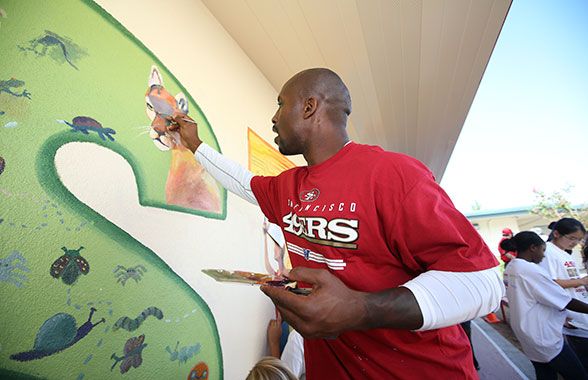 Full-time professional athlete, part-time Picasso, TE Vernon Davis, an avid painter, focuses in on his contribution to the Chevron STEMZONE mural.